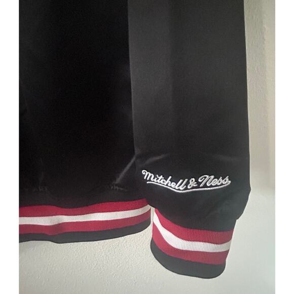 Official Mitchell and Ness Chicago Bulls Men’s XL Light weight Jacket-Black - Picture 9 of 13